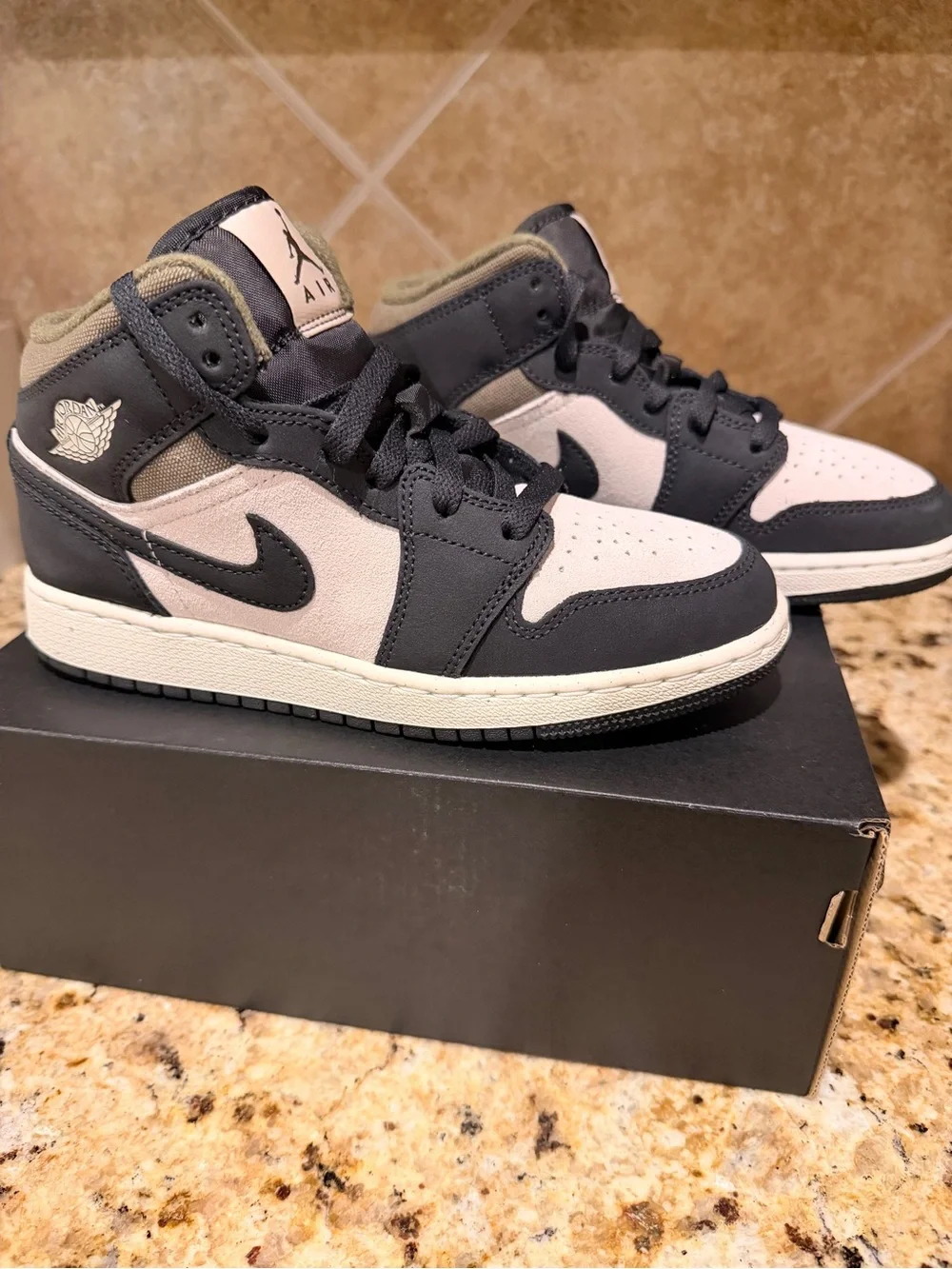 Air Jordan 1 Mid SE